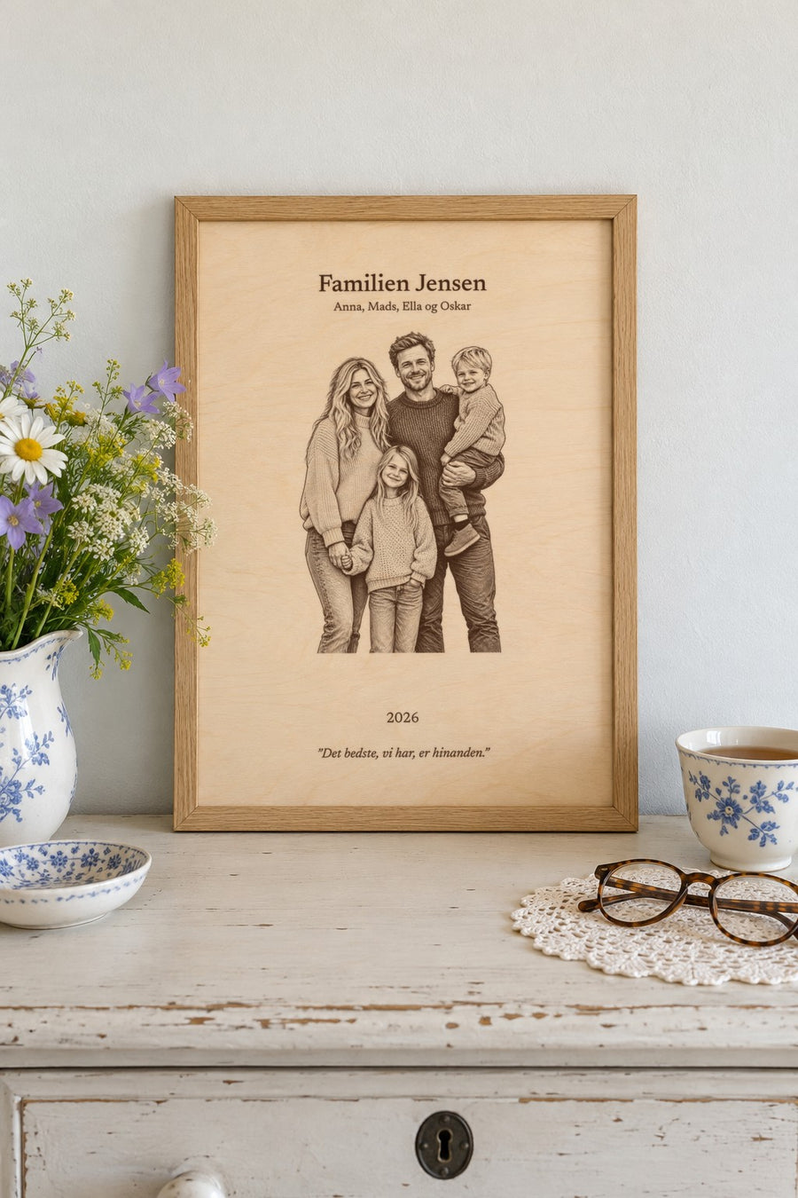 Familieplakat i træ hos bedsteforældrene på en gammel kommode