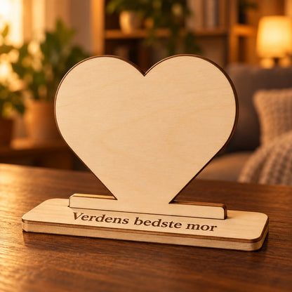 Træfigur hjerte i birk på fod med graveret tekst: Verdens bedste mor