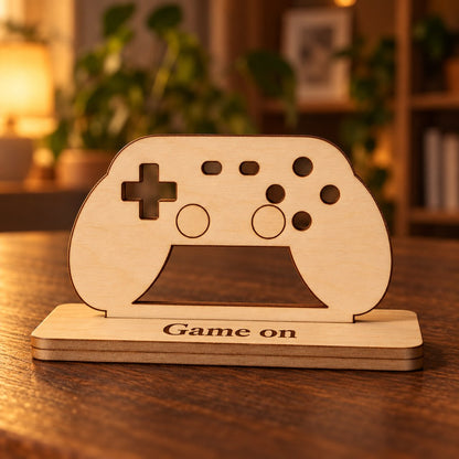 Træfigur game controller i birk på fod med graveret tekst: Game on